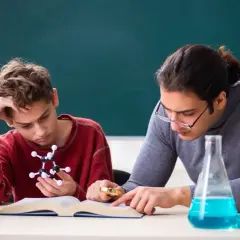 Ile kosztują korepetycje z chemii? Sprawdź ceny i oszczędzaj