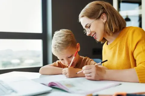 Nauczanie domowe na czym polega – poznaj wady i zalety tej formy edukacji