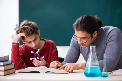 Ile kosztują korepetycje z chemii? Sprawdź ceny i oszczędzaj