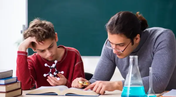 Ile kosztują korepetycje z chemii? Sprawdź ceny i oszczędzaj