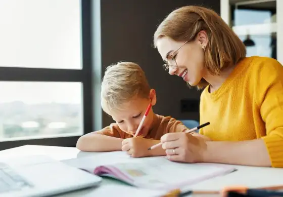 Nauczanie domowe na czym polega – poznaj wady i zalety tej formy edukacji